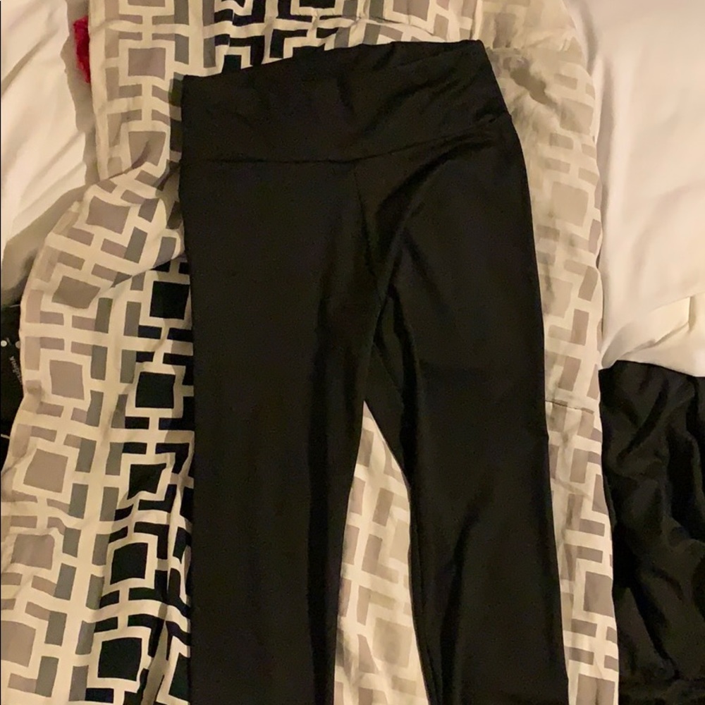 Black, scinched booty legging